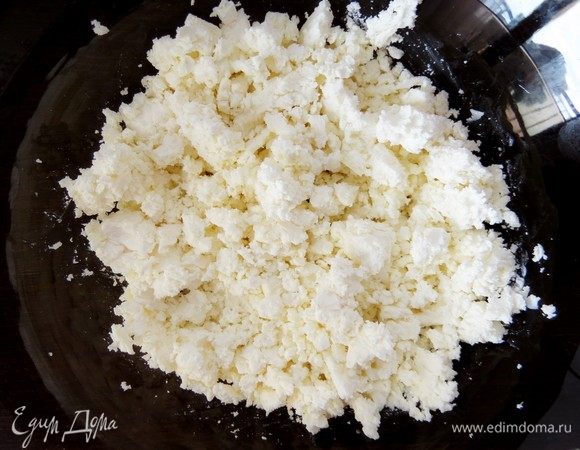 Брынзу положить в миску и размять вилкой.