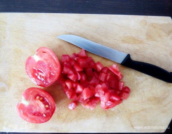 Помидоры вымыть и мелко нарезать.