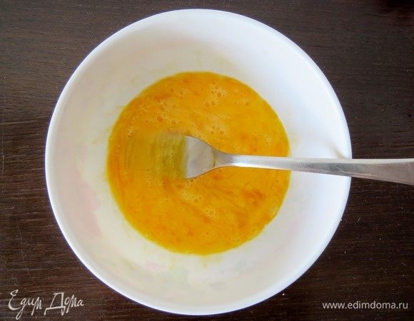 Яйца взбить вилкой в отдельной мисочке.