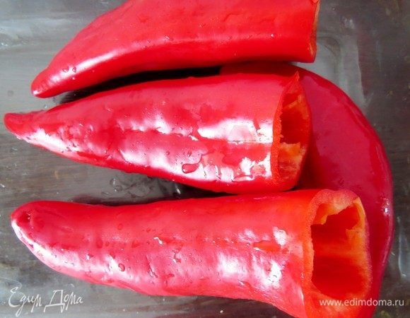 Перцы вымыть, срезать крышечки, удалить семена и перегородки. 