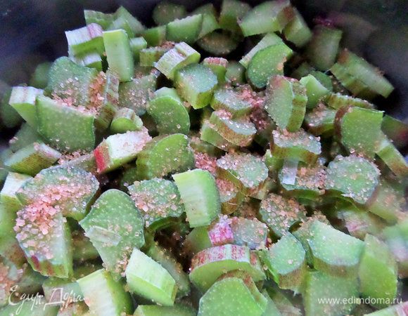 Всыпать сахар (можно и больше) и ваниль.