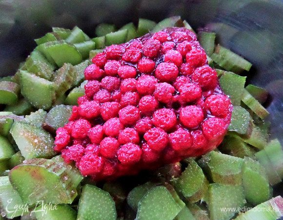 Добавить лесную малину, можно прямо замороженную.