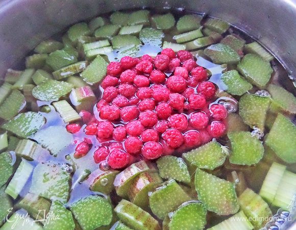 Залить водой из фильтра и поставить на огонь умеренный.