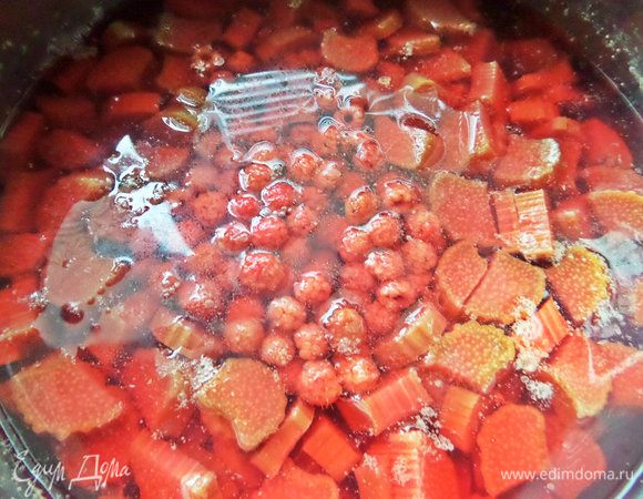 Довести до кипения. Убавить огонь на минимум. Варить около 10 минут, выключить. Оставить до остывания, лучше на ночь.