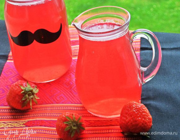 Компот натянул насыщенный цвет. Процедить. Я просто аккуратно слила через край, оставив на дне ревень и малину.