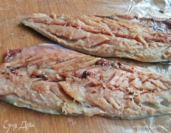 Отделить филе от костей. Поделить каждое пополам.