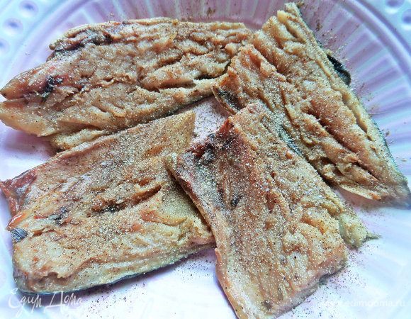 Посыпать солью, перцем и чесночным порошком, оставить на 10 минут.