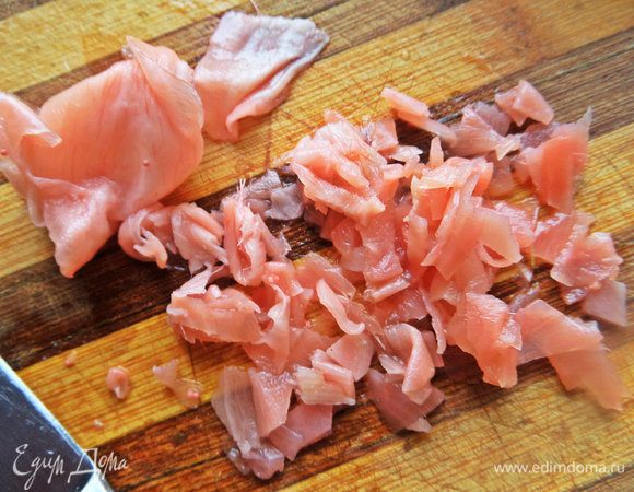 Свежий имбирь натереть, маринованный измельчить. В оригинале был свежий.