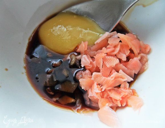 Смешать соевый соус, мед, имбирь, мирин или саке (не было).