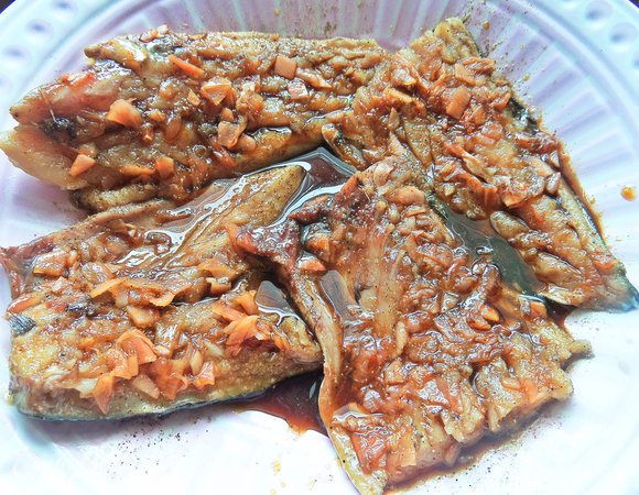 Нанести смесь кисточкой на филе.