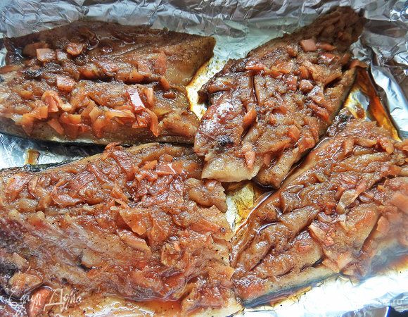 Застелить форму фольгой и выложить филе рыбы, полить сверху остатки соуса. Запекать 15-20 минут при 180°С.