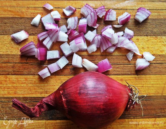 В это время нарезать красный лук.