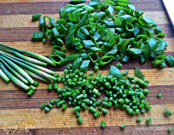 Зеленый тоже. Стебли молодого чеснока измельчить.