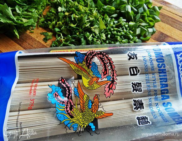 Достать из упаковки 1-2 пучка вермишели.