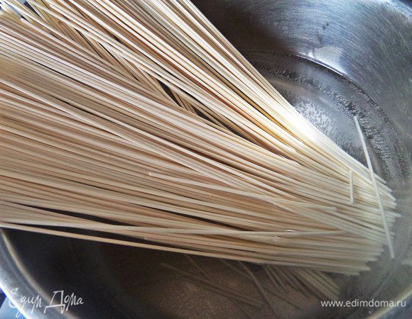 Опустить в кипяток нужное количество.