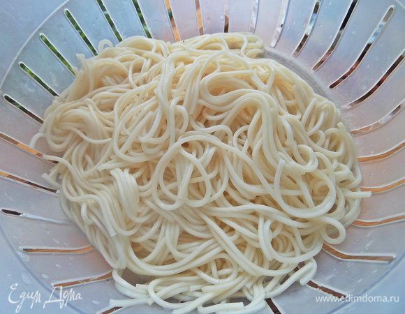 Проварить 3 минуты, как написано на моей упаковке, откинуть на сито, промыть.