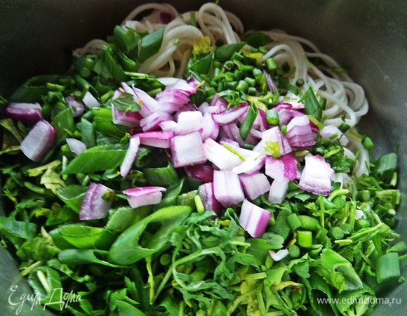 Высыпать зелень и лук. Сбрызнуть лимонным соком.