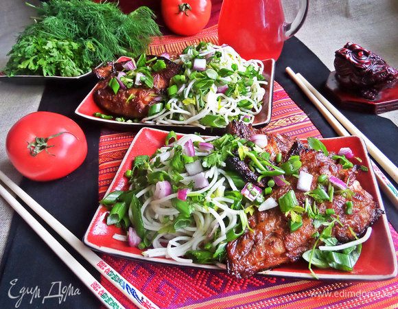 Разделить по порциям вермишель с зеленью.