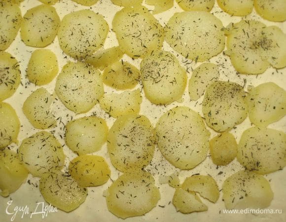 Сверху пласта выкладываем картофель. Обязательно отступив от края несколько см, чтобы было удобно соединить края теста. Посыпаем сверху  приправой. 