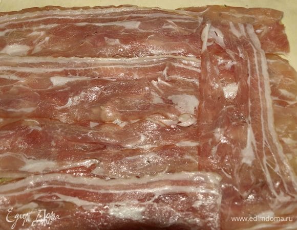 Сверху картофеля выкладываем бекон. Бекон выкладываем внахлест.        