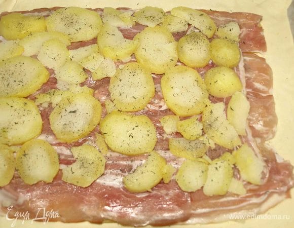 Еще один слой картофеля выкладываем на бекон. Посыпаем приправами. 