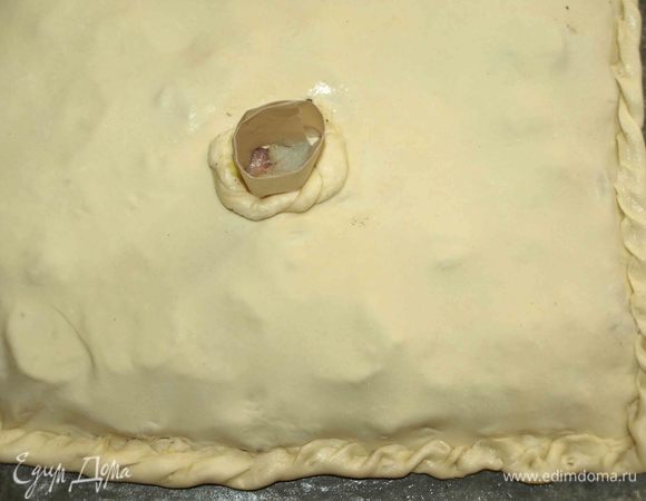 Меньшую часть раскатываем. Закрываем пирог. Хорошо соединить края. Делаем в центре пирога отверстие, добавляем 3 ложки воды. Оставьте небольшой кусочек теста, чтобы сделать украшение вокруг отверстия.  