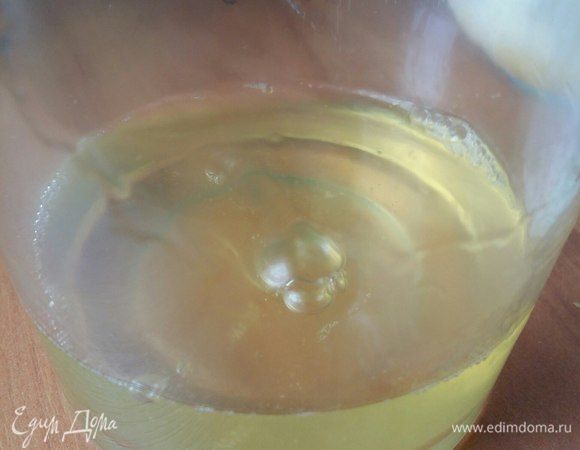 Отделим белки от желтков и отдельно взобьем белки.