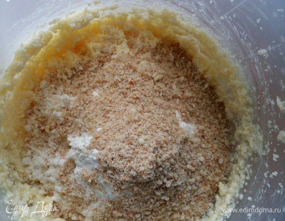 Помолоть сухари (я сухари никогда не покупаю, у меня всегда есть в наличии заранее высушенные и помолотые кусочки батона или хлеба) и отправить к нашей смеси.