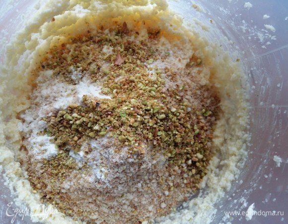 Фисташки смолоть в блендере и добавить туда же.