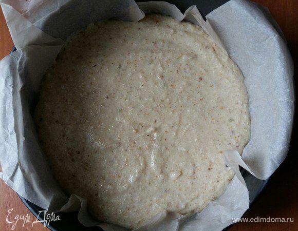 Взять форму, у меня 22 см, застелить пергаментом (но думаю, что это не обязательно), можно просто промазать форму маслом.