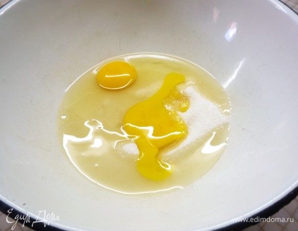 Соединяем в чашке сахар, яйца и ванильный сахар.