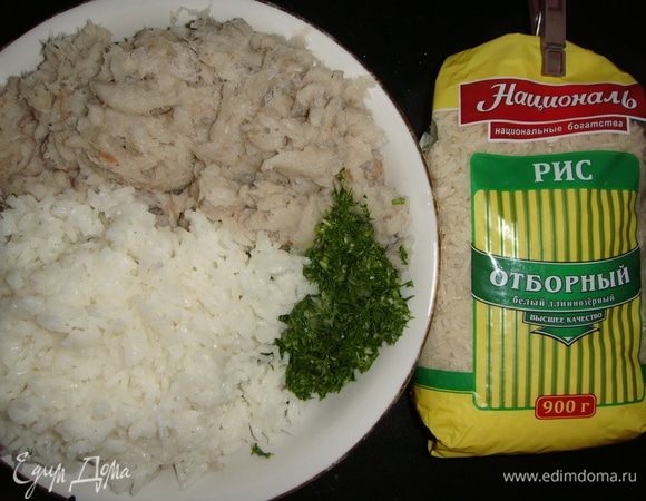 Рис отборный ТМ «Националь» промыть в нескольких водах. Залить двумя стаканами воды, довести до кипения. Посолить по вкусу и варить под закрытой крышкой на медленном огне 15 минут. Филе минтая, зеленый лук и укроп пропустить через мясорубку. В чашке смешать остывший рис, филе минтая с луком и укропом, добавить яйцо, поперчить и посолить по вкусу. Все хорошо перемешать.