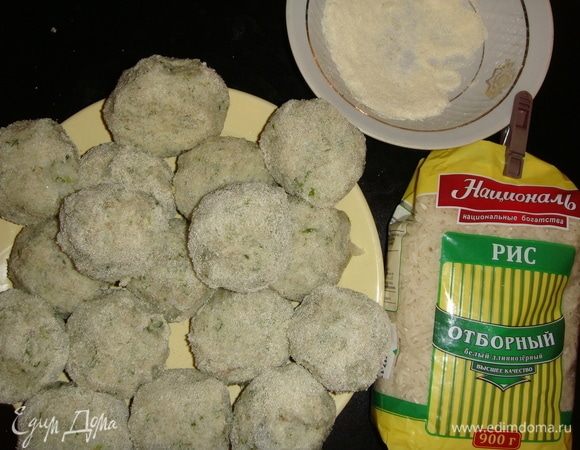Из фарша скатать крупные тефтели и обвалять их в манной крупе.