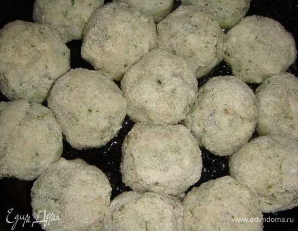 Разогреть сковороду, добавить подсолнечное масло и обжарить тефтели с двух сторон до золотистого цвета.