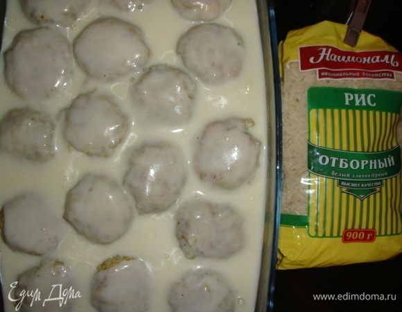 Для соуса «Бешамель» растопить в сотейнике сливочное масло, влить подсолнечное масло, просеять муку, частями влить молоко, посолить. Довести соус до кипения на медленном огне постоянно помешивая венчиком, варить 3 минуты. Залить тефтели соусом «Бешамель» и поставить в разогретую до 190°С духовку на 30 минут.