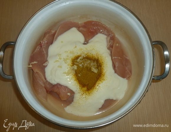 Куриное филе сложить в кастрюлю. Если филе большого размера, то лучше его разрезать вдоль на 2 части. Добавить кефир (можно также использовать натуральный йогурт), добавить карри, щепотку соли и толченый чеснок, перемешать. Убрать в холодильник на 2 часа.