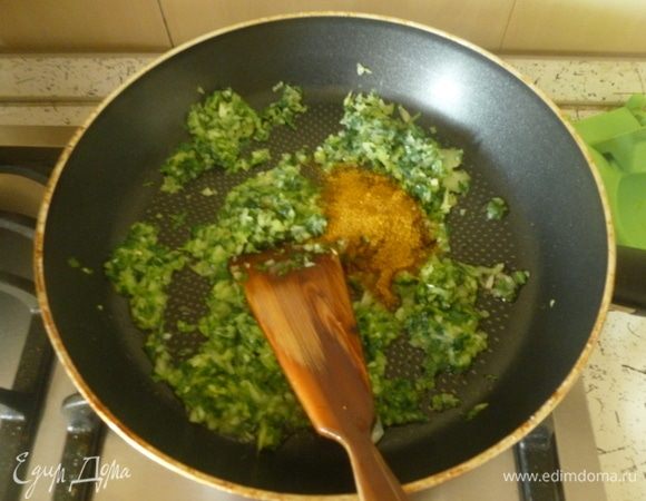 Для соуса мелко порубить лук, имбирь и кинзу. В сковороде разогреть масло, высыпать все и добавить пряности. Жарить 15 минут. Всыпать муку, влить стакан кипятка и готовить еще 15 минут, пока соус не загустеет. Приправить.