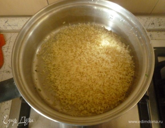 Рис залить 2 стаканами кипятка, посолить и отварить до готовности.