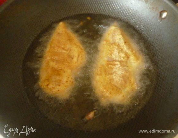 В большой сковороде (или фритюрнице) разогреть масло (уровень масла не должен превышать половину высоты сковороды). Для проверки температуры масла можно бросить зубчик чеснока. Когда он всплывет и зашкворчит, можно жарить курицу. Филе обвалять в сухарях и обжарить по 5 минут с каждой стороны. Время примерное, все зависит от размера кусочков. Выложить курицу на бумажные полотенца.