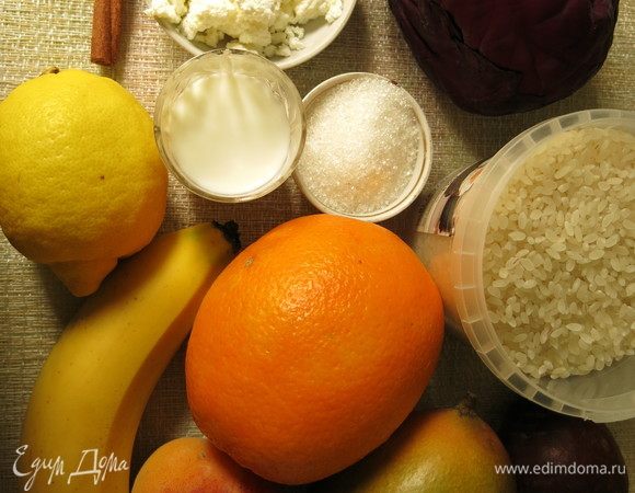 Подготовим все по списку. В качестве фруктовой начинки обязателен банан, сердцевину можно сделать из различных фруктов — крупных абрикосов, киви, персиков, манго.