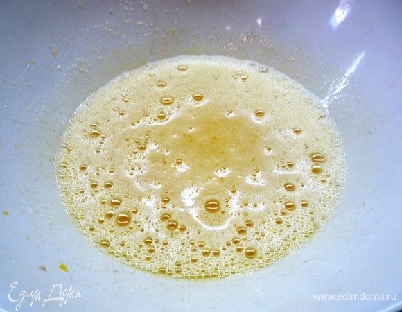 Слегка взбиваем венчиком до однородности и растворения сахара.