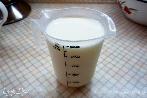 Отмеряем молоко, выливаем в кастрюльку и доводим до кипения.