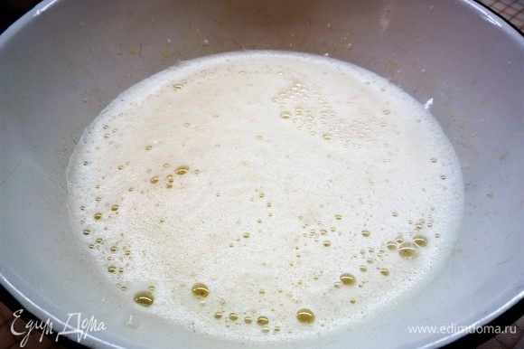 В яичную смесь тонкой струйкой вливаем молоко, аккуратно помешиваем. Молоко вливаем понемногу, чтобы смесь успела прогреться.
