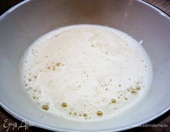 В яичную смесь тонкой струйкой вливаем молоко, аккуратно помешиваем. Молоко вливаем понемногу, чтобы смесь успела прогреться.