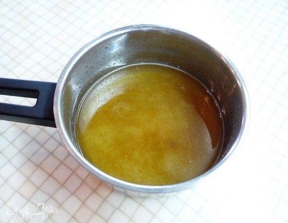 Для карамели соединяем сахар и воду.