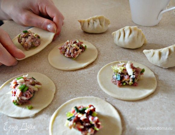 Перед тем как будете складывать тесто, смажьте немного внутренние края водой, так оно будет лучше склеиваться.