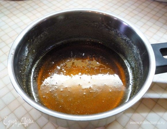 Доводим смесь до кипения и на маленьком огне варим несколько минут, пока сироп не приобретет золотисто-карамельный цвет.