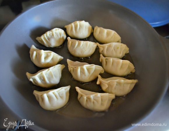 Обжаривайте гедза на сковороде в небольшом количестве масла (у меня подсолнечное с добавлением кунжутного) до румяной корочки.