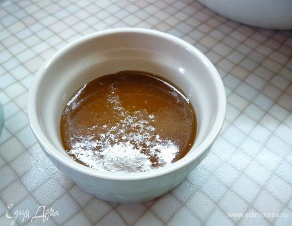 Выливаем карамель в порционные формочки.