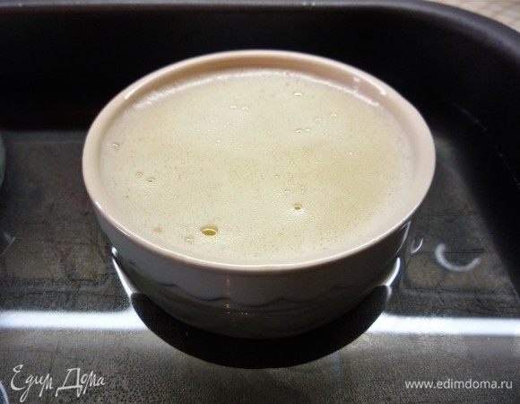 Ставим формочки с десертом в емкость с высокими бортами, заполняем емкость теплой водой так, чтобы формочки были погружены на 3/4 в теплую воду. Накрываем форму фольгой.